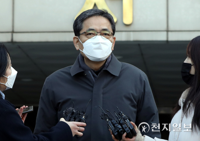 [천지일보=남승우 기자] 대장동 개발업자들의 편의를 봐주고 아들 퇴직금 명목으로 50억원을 수수한 의혹을 받는 국민의힘 출신 곽상도 전 의원이 1일 서울 서초구 서울중앙지방법원에서 열린 구속 전 피의자 심문(영장실질심사)을 마친 뒤 법원을 나서며 취재진의 질문에 답하고 있다. ⓒ천지일보 2021.12.1