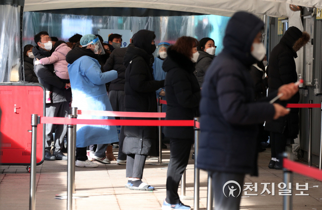 [천지일보=박준성 기자] 코로나19 오미크론 변이가 급속히 확산하며 역대 최다인 2만명이 넘는 신규 확진자를 기록한2일 서울 중구 서울시청 광장에 마련된 임시선별검사소에서 시민들이 코로나 검사를 받고 있다. 중앙방역대책본부는 설 연휴 닷새째이자 마지막 날인 이날 0시 기준으로 확진자가 2만 270명 늘어 누적 88만 4310명이라고 밝혔다. ⓒ천지일보 2022.2.2