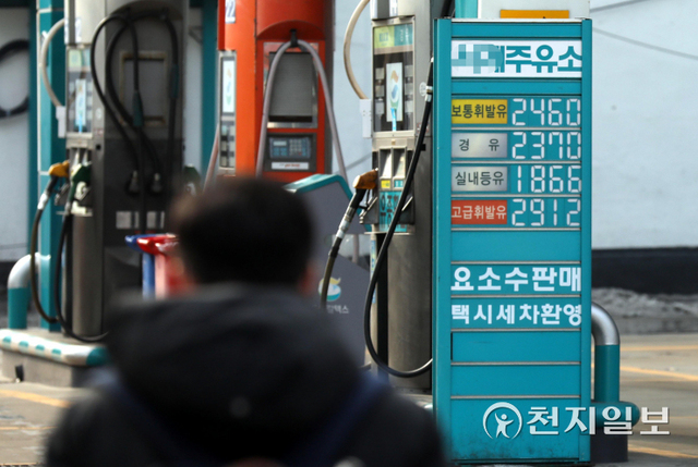 [천지일보=남승우 기자] 23일 서울 시내의 한 주유소에 유가정보가 표시돼 있다. 한국석유공사 유가정보사이트 오피넷에 따르면 이달 셋째 주 전국 주유소 휘발유 판매 가격은 지난주 대비 10.1원 오른 리터당 1632.0원을 기록했다. 휘발유 가격은 지난해 11월 12일부터 시행된 유류세 인하 조치로 인해 지난주까지 9주 연속 하락했다. 주간 평균 휘발유 가격이 전주 대비 상승한 것은 10주 만이다. ⓒ천지일보 2022.1.23