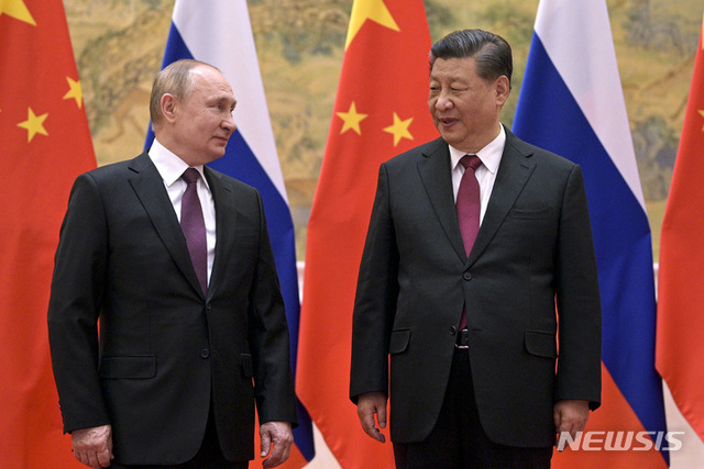 [베이징=AP/뉴시스] 4일 동계올림픽 참석차 베이징에 도착한 블라디미르 푸틴 러시아 대통령(왼쪽)이 시진핑 중국 주석을 만나 기념촬영 중 이야기를 나누고 있다.