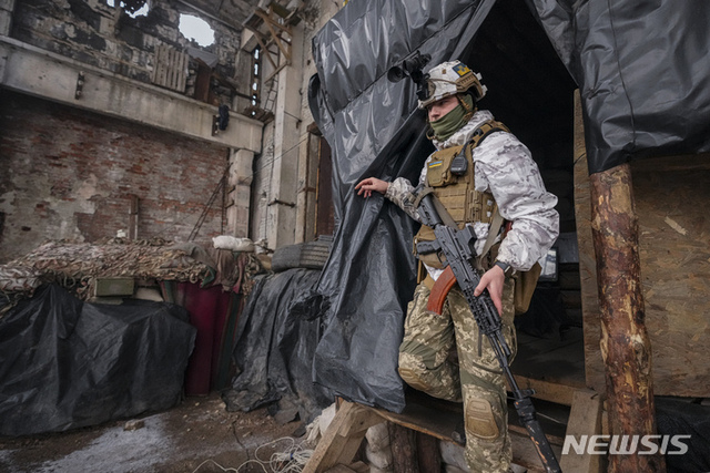 4일(현지시간) 한 우크라이나 군인이 우크라이나 동부 도네츠크 지역 아브디우카 외곽 최전방 진지에 있는 산업단지 잔해 속을 걷고 있다. (출처: 뉴시스)
