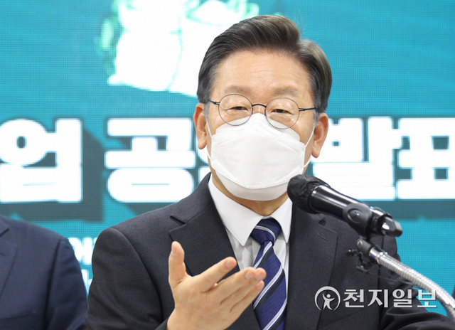 [천지일보=박준성 기자] 더불어민주당 이재명 대선 후보가 25일 경기 포천시 농업기술센터에서 농업 공약 발표를 마친 뒤 취재진의 질문에 답하고 있다. (제공: 민주당 선대위) ⓒ천지일보 2022.1.25