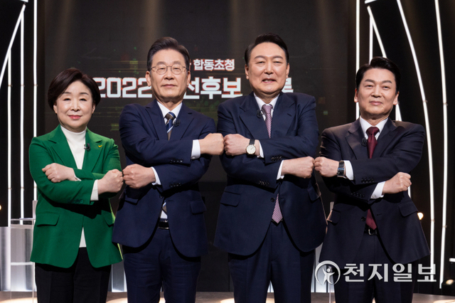 [천지일보=박준성 기자] 정의당 심상정(왼쪽부터), 더불어민주당 이재명, 국민의힘 윤석열, 국민의당 안철수 대통령 후보가 3일 저녁 서울 영등포구 KBS 공개홀에서 열린 지상파 방송 3사(KBS·MBC·SBS) 합동 초청 대선후보 토론회 시작에 앞서 기념촬영을 하고 있다. (제공: 국민의힘 선대위) ⓒ천지일보 2022.2.3
