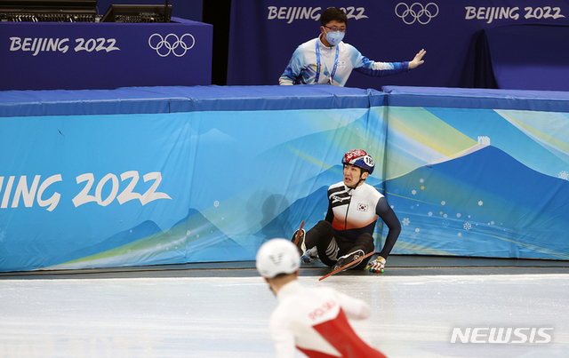 5일 오후 중국 베이징 캐피털 인도어 스타디움에서 열린 쇼트트랙 혼성 계주 예선전 경기, 한국 박장혁이 넘어지고 있다. (출처:뉴시스)