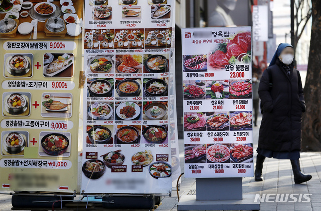 한국소비자원에 따르면 지난해 12월 서울 기준 대표 외식 품목 중 7개(냉면·짜장면·김치찌개 백반·비빔밥·칼국수·김밥·삼겹살)의 가격이 1년 전 대비 상승한 것으로 알려졌다. 사진은 지난 3일 서울 명동의 음식점 메뉴 입간판 모습. 지난해 1월 9000원이었던 냉면은 12월 9731원으로 8.1% 상승했다. 냉면 1그릇에 1만원 시대가 온 것이다. 같은 기간 짜장면은 5346원에서 5692원으로 6.4%, 김치찌개 백반은 6769원에서 7077원으로 4.6%, 비빔밥은 8769원에서 9154원으로 4.4%, 칼국수는 4.2%, 김밥은 2.9%, 삼겹살은 1.9% 상승했다. (출처: 뉴시스)
