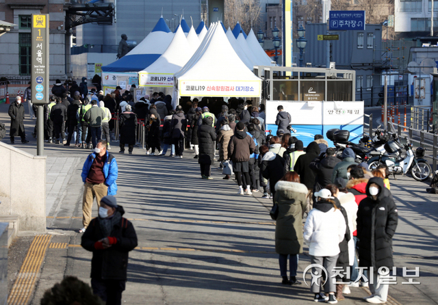 [천지일보=남승우 기자] 신종 코로나바이러스 감염증(코로나19) 신규 확진자가 3만 8691명으로 집계되면서 역대 최다를 기록, 누적 확진자가 100만명을 돌파한 6일 오전 서울역 광장 임시 선별검사소에서 시민들이 코로나19 검사를 받기 위해 길게 줄을 서서 기다리고 있다. ⓒ천지일보 2022.2.6