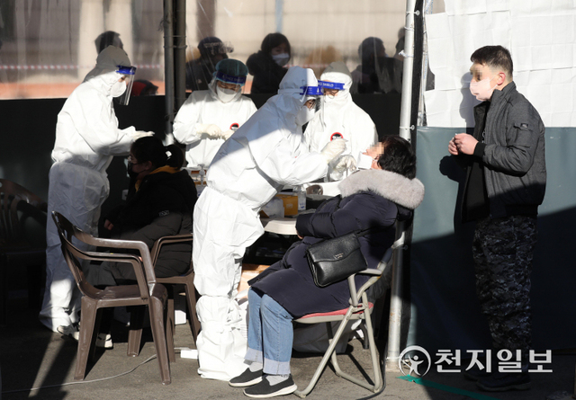[천지일보=남승우 기자] 신종 코로나바이러스 감염증(코로나19) 신규 확진자가 3만 8691명으로 집계되면서 역대 최다를 기록, 누적 확진자가 100만명을 돌파한 6일 오전 서울역 광장 임시 선별검사소에 마련된 신속항원검사소에서 시민들이 검사를 받고 있다. ⓒ천지일보 2022.2.6