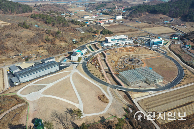 경남 진주시 문산읍 농업기술센터 야외에 조성 중인 ‘두메실 농업테마파크’를 비롯한 농업기술센터 전경. (제공: 진주시) ⓒ천지일보 2022.2.6