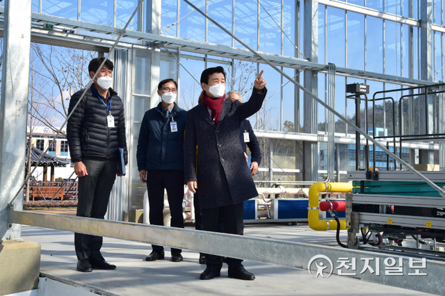 조규일 시장(오른쪽)을 비롯한 관계자들이 지난 4일 문산읍 농업기술센터에 조성 중인 ‘두메실 농업테마파크’ 현황을 점검하고 있다. (제공: 진주시) ⓒ천지일보 2022.2.6