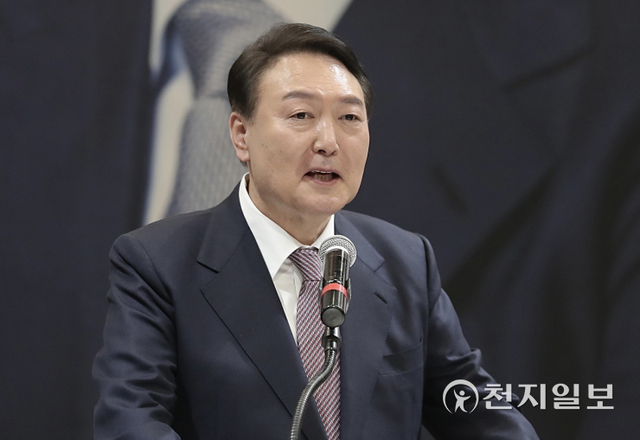 [천지일보=박준성 기자] 국민의힘 윤석열 대선 후보가 5일 제주시 용담1동 제주퍼시픽호텔에서 열린 제주 선거대책위원회 필승 결의대회에서 연설을 하고 있다. (제공: 국민의힘 선대위) ⓒ천지일보 2022.2.5