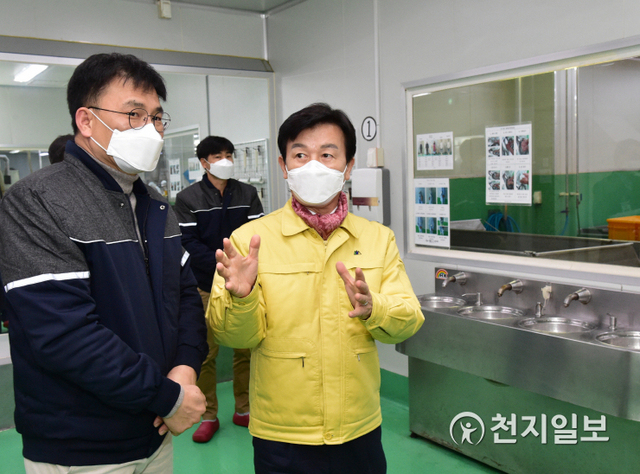 [천지일보 진주=최혜인 기자] 29일 조규일 진주시장이 ‘소규모 중소기업 근무환경 개선사업’ 대상 업체를 방문해 추진상황을 점검하고 현장 의견을 청취하고 있다. 이날 조규일 시장은 현장을 둘러보며 “코로나19로 기업도 근로자도 모두가 어려운 시기”라며 “중소기업과 근로자들이 최대한 빨리 혜택을 누릴 수 있도록 근무여건 개선사업을 다음달로 앞당겨 시행하겠다”고 밝혔다.소규모 중소기업 근무환경 개선사업은 지역 청년들과 조규일 진주시장의 간담회에서 청년들의 지역기업 환경 개선 건의를 반영해 추진하게 됐다.이 사업을 통해 작업환경 시설 개보수를 지원한 작업환경 개선사업과 화장실, 식당, 기숙사, 샤워실, 휴게실 등을 신축 개보수하게 된다. ⓒ천지일보 2020.12.29