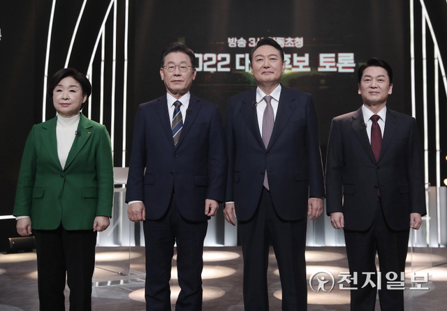 [천지일보=박준성 기자] 정의당 심상정(왼쪽부터), 더불어민주당 이재명, 국민의힘 윤석열, 국민의당 안철수 대통령 후보가 3일 저녁 서울 영등포구 KBS 공개홀에서 열린 지상파 방송 3사(KBS·MBC·SBS) 합동 초청 대선후보 토론회 시작에 앞서 기념촬영을 하고 있다. (제공: 국민의힘 선대위) ⓒ천지일보 2022.2.3