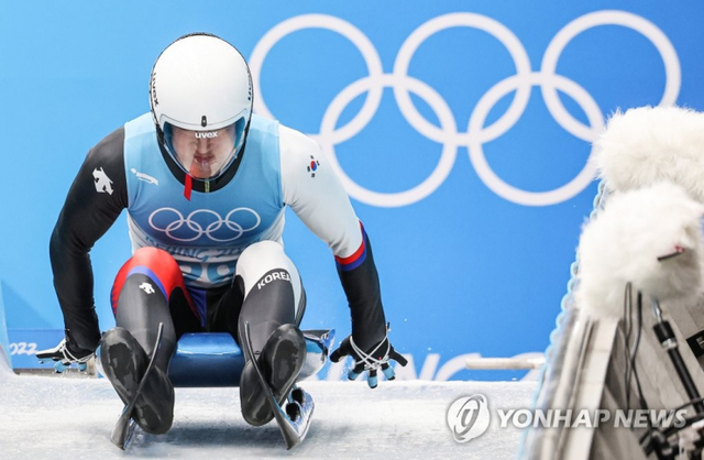 (베이징=연합뉴스) 임화영 기자 = 임남규가 6일 베이징 옌칭의 국립 슬라이딩 센터에서 열린 2022 베이징동계올림픽 남자 루지 싱글 3차 레이스에서 힘차게 출발하고 있다. 2022.2.6