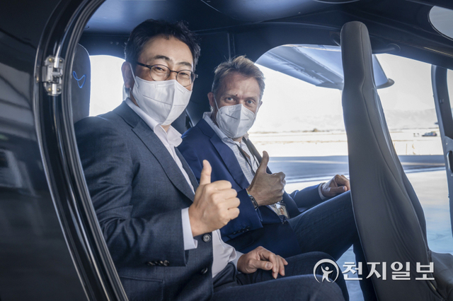 지난달 미국 캘리포니아주 마리나에 위치한 조비 에비에이션 생산시설에서 유영상 SK텔레콤 CEO(왼쪽)와 조벤 비버트 조비 에비에이션 CEO가 UAM 기체에 탑승해 있다. (제공: SK텔레콤) ⓒ천지일보 2022.2.7