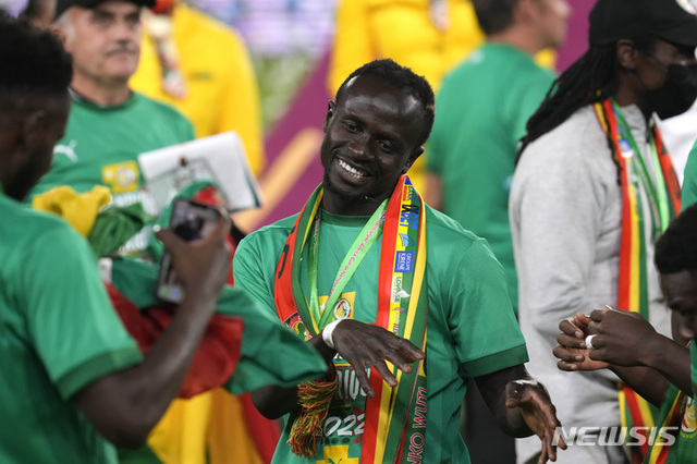 [야운데=AP/뉴시스]세네갈 축구팀 선수 사디오 마네가 세네갈 야운데 올렘베 스타디움에서 열린 아프리카 네이션스컵 축구대회 결승에서 이집트에 승부차기 끝에 3대1로 승리한 뒤 축하의 춤을 추고 있다.