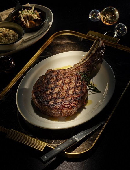 bhc 아웃백스테이크하우스 ‘토마호크 스테이크’ . (제공: bhc 아웃백스테이크하우스)