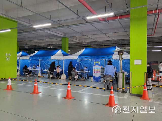 아산시 선별진료소 검사 장면. (제공: 아산시) ⓒ천지일보 2022.2.3