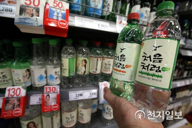 [천지일보=남승우 기자] ‘자원의 절약과 재활용 촉진에 관한 법률(자원재활용법)’ 시행을 하루 앞둔 24일 오후 서울의 한 대형마트에 유색 페트병에 담긴 소주와 무색 페트병에 담긴 소주가 함께 진열돼 있다. ⓒ천지일보 2019.12.24