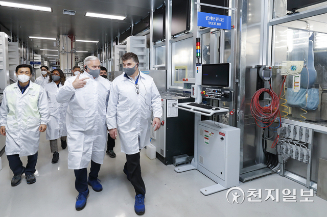 스티브 키퍼 제너럴모터스(GM) 수석부사장 겸 해외사업부문 사장이 10일 한국GM 창원공장을 방문해 카허 카젬 한국GM 사장 등 임직원들과 함께 신축 도장공장 등 신규 설비에 대한 준비 상황을 살펴보고 있다. (제공: 한국GM) ⓒ천지일보 2021.11.10