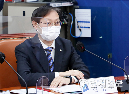 [천지일보=박준성 기자] 더불어민주당 전북도당위원장인 김성주 의원이 24일 서울 여의도 국회에서 열린 호남 초광역권 에너지경제공동체 ‘호남RE300’ 용역 착수보고회에서 발언하고 있다. (제공: 민주당) ⓒ천지일보 2021.2.24