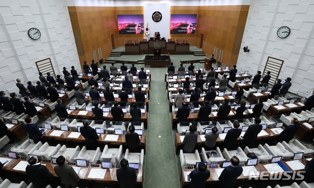의원들이 7일 오후 서울 중구 서울시의회에서 열린 제305회 임시회 개회식에서 국민의례를 하고 있다. (출처: 뉴시스)