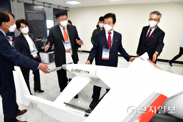 2일 경남 진주시에서 열린 ‘2021 UAM(K-PAV) 국제 콘퍼런스’에서 조규일 시장이 행사장을 둘러보고 있다. (제공: 진주시) ⓒ천지일보 2021.11.2