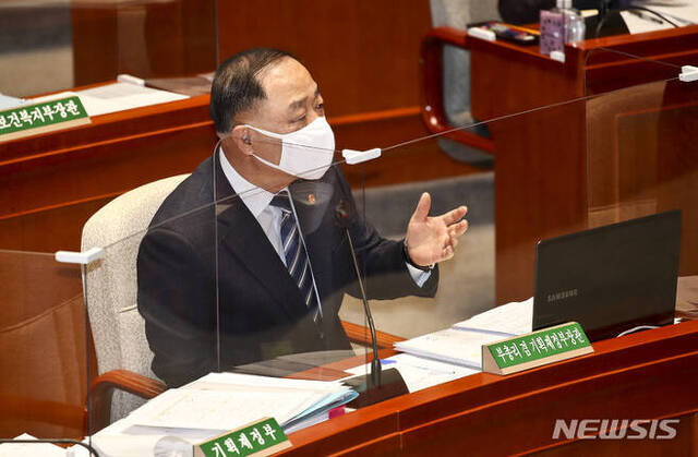 [서울=뉴시스] 전신 기자 = 홍남기 경제부총리 및 기획재정부 장관이 8일 서울 여의도 국회에서 열린 예산결산특별위원회 전체회의에서 의원 질의에 답하고 있다. (공동취재사진) 2022.02.08