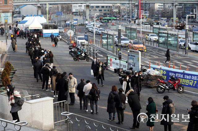 [천지일보=남승우 기자] 신종 코로나바이러스 감염증(코로나19) 신규 확진자가 3만 6719명으로 집계된 8일 오전 서울역 광장 임시 선별검사소에서 시민들이 코로나19 검사를 받기 위해 줄을 서서 대기하고 있다. ⓒ천지일보 2022.2.8