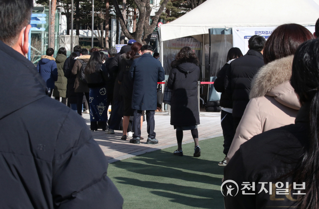[천지일보=박준성 기자] 오미크론 확산에 대응하기 위해 신속항원검사 검사체계가 시작된 3일 서울 중구 서울시청 광장에 마련된 임시선별검사소에서 시민들이 줄을 서서 검사 순서를 기다리고 있다. 정부는 이날부터 전국의 선별진료소와 임시선별검사소에서도 고위험군를 대상으로만 PCR 검사를 진행하는 새로운 검사체계를 전격 시행한다. 신속항원검사에서 양성이 나오면 PCR 검사로 연계해 확진 여부를 판별하게 된다. PCR 검사에서 양성이 나와야 최종 ‘확진’이다. ⓒ천지일보 2022.2.3