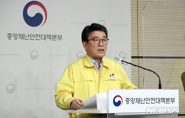 류근혁 중앙재난안전대책본부 1총괄조정관(보건복지부 2차관)이 12일 오전 세종시 정부세종청사에서 경구용 치료제 도입과 사용방법 등을 발표하고 있다. (출처: 뉴시스) 2022.01.12