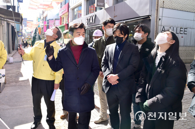 조규일 진주시장을 비롯한 관계자들이 8일 대안동 생활문화공간 조성사업 공사 현장을 점검하고 있다. (제공: 진주시) ⓒ천지일보 2022.2.9