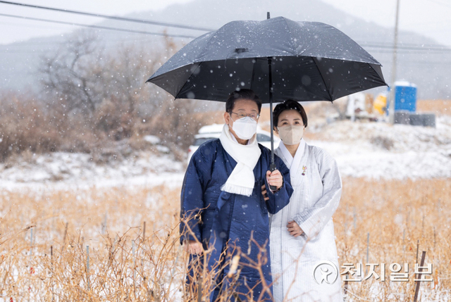 [천지일보=박준성 기자] 더불어민주당 이재명 대선 후보가 1일 부인 김혜경 씨와 경북 봉화 선산에 위치한 부모님 산소에서 성묘를 마치고 이동하고 있다. (제공: 민주당 선대위) ⓒ천지일보 2022.2.1