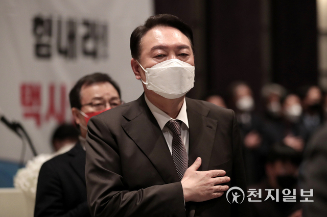 [천지일보=박준성 기자] 국민의힘 윤석열 대선 후보가 8일 서울 송파구 교통회관에서 열린 ‘힘내라 택시! 소통의 날’ 정책간담회에서 국기에 대한 경례를 하고 있다. ⓒ천지일보 2022.2.8