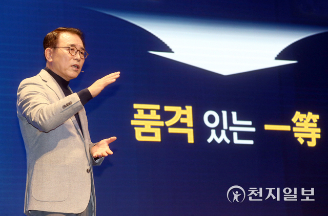 신한금융그룹이 3일 서울시 중구 신한금융 본사에서 조용병 회장을 비롯한 그룹 경영진이 참석한 가운데 ‘2022년 신한경영포럼’을 개최했다. 이날 행사에서 신한금융 조용병 회장이 CEO특강을 하고 있다. (제공: 신한금융지주) ⓒ천지일보 2022.1.5