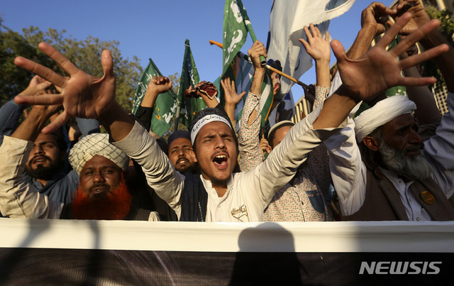 [카라치(파키스탄)=AP/뉴시스] 지난 5일 파키스탄 국경일 '카슈미르 연대의 날' 기념 집회 참석자들이 반인도 구호를 외치고 있다. 2022.02.05