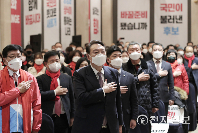 [천지일보=박준성 기자] 국민의힘 윤석열 대선 후보가 5일 제주시 용담1동 제주퍼시픽호텔에서 열린 제주 선거대책위원회 필승 결의대회에서 국기에 대한 경례를 하고 있다. (제공: 국민의힘 선대위) ⓒ천지일보 2022.2.5