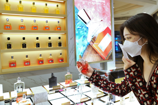 롯데백화점 본점 아쿠아 디 파르마에서 고객이 향수를 시향하고 있다. (제공: 롯데백화점)