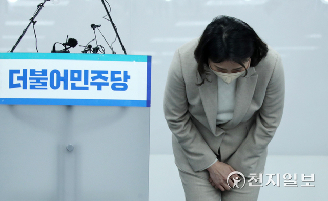 [천지일보=박준성 기자] 더불어민주당 이재명 대선 후보의 배우자 김혜경씨가 9일 오후 서울 여의도 민주당 중앙당사에서 기자회견을 열고, 과잉의전 논란에 대해 사과하며 고개를 숙이고 있다. ⓒ천지일보 2022.2.9