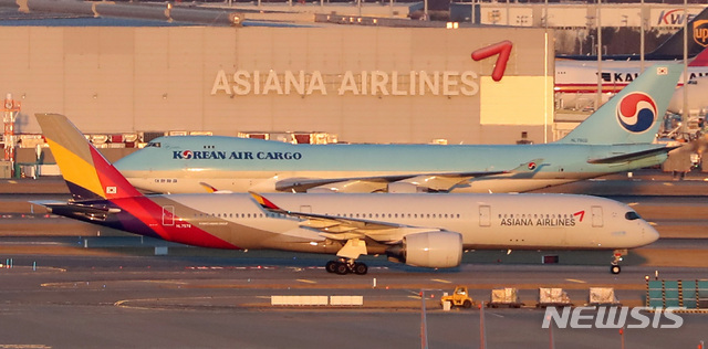인천국제공항 전망대에서 바라본 계류장에 대한항공과 아시아나항공 비행기가 교차하고 있는 모습. (출처: 뉴시스)