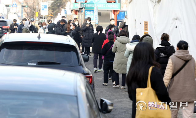 [천지일보=남승우 기자] 신종 코로나바이러스 감염증(코로나19) 신규 확진자가 5만명에 육박한 가운데 9일 오전 서울 서대문구 신촌기차역 공영주차장에 마련된 임시 선별검사소에서 시민들이 코로나19 검사 시작을 기다리고 있다. 방역당국에 따르면 이날 코로나19 신규 확진자는 4만 9567명으로 집계됐다. ⓒ천지일보 2022.2.9