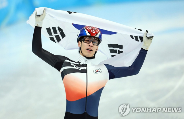 한국 쇼트트랙 대표팀 황대헌이 9일 오후 중국 베이징 캐피털 실내 경기장에서 열린 2022 베이징 동계올림픽 쇼트트랙 남자 1500m 결승에서 금메달을 획득한 후 기뻐하고 있다. (출처: 연합뉴스)