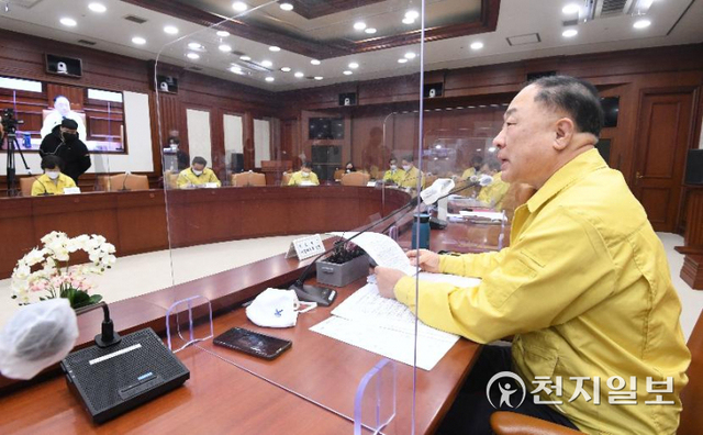 홍남기 경제부총리 겸 기획재정부 장관이 10일 정부서울청사에서 열린 '제54차 비상경제 중앙대책본부회의'를 주재하며 발언하고 있다. (제공: 기획재정부) ⓒ천지일보 2022.2.10
