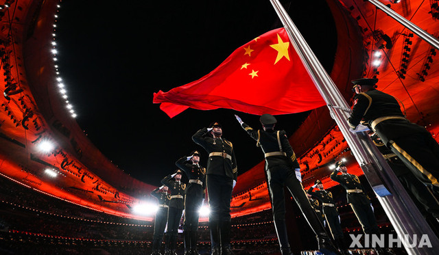 4일 중국 수도 베이징의 국립경기장에서 열린 2022 베이징 동계올림픽 개막식에서 중국 국기가 게양되고 있다. (출처: 뉴시스)