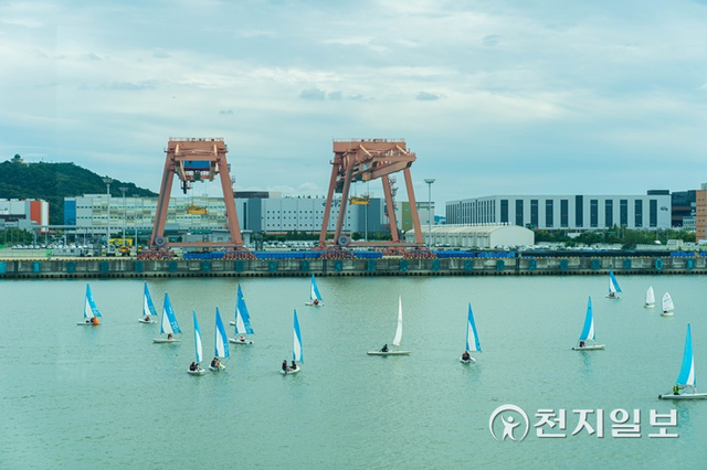 지난해 9월 온라인 김포 아라마린 페스벌이 열린 가운데 김포 경인아라뱃길의 아라마리나 수상에서 플라잉보드 워터쇼가 펼쳐지고 있다. (제공: 김포시) ⓒ천지일보 2022.2.11