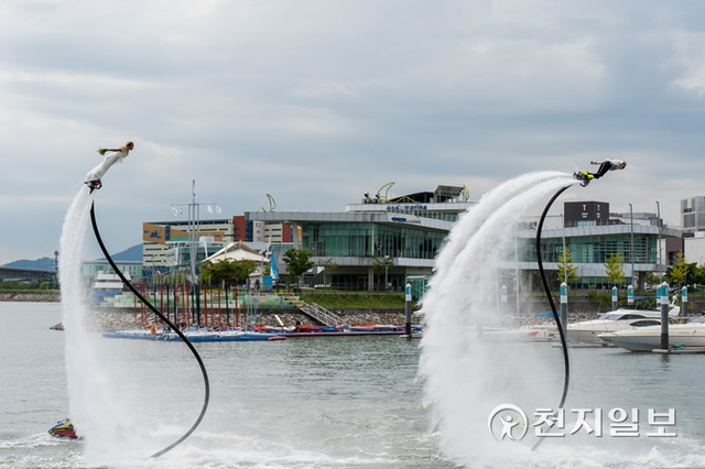 지난해 9월 온라인 김포 아라마린 페스벌이 열린 가운데 김포 경인아라뱃길의 아라마리나 수상에서 플라잉보드 워터쇼가 펼쳐지고 있다. (제공: 김포시) ⓒ천지일보 2022.2.11