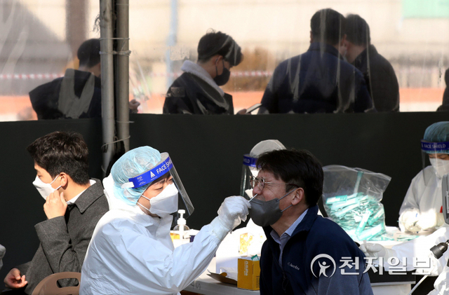 [천지일보=남승우 기자] 신종 코로나바이러스 감염증(코로나19) 신규 확진자가 5만명을 돌파한 가운데 10일 오전 서울역 광장 임시 선별검사소에서 시민들이 신속항원검사를 받고 있다. 방역당국에 따르면 이날 코로나19 신규 확진자는 5만 4122명으로 집계됐다. ⓒ천지일보 2022.2.10