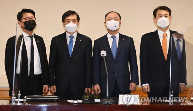 11일 오전 중구 은행회관에서 열린 거시경제금융회의에서 참석자들이 기념촬영을 하고 있다. 오른쪽부터 정은보 금융감독원장, 홍남기 경제부총리 겸 기획재정부 장관, 이주열 한국은행 총재, 도규상 금융위원회 부위원장. (출처: 연합뉴스)