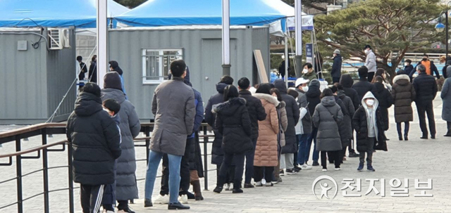 [천지일보 인천=김미정 기자] 인천시청 앞 광장에 마련된 임시 선별검사소 모습. ⓒ천지일보 2022.2.10