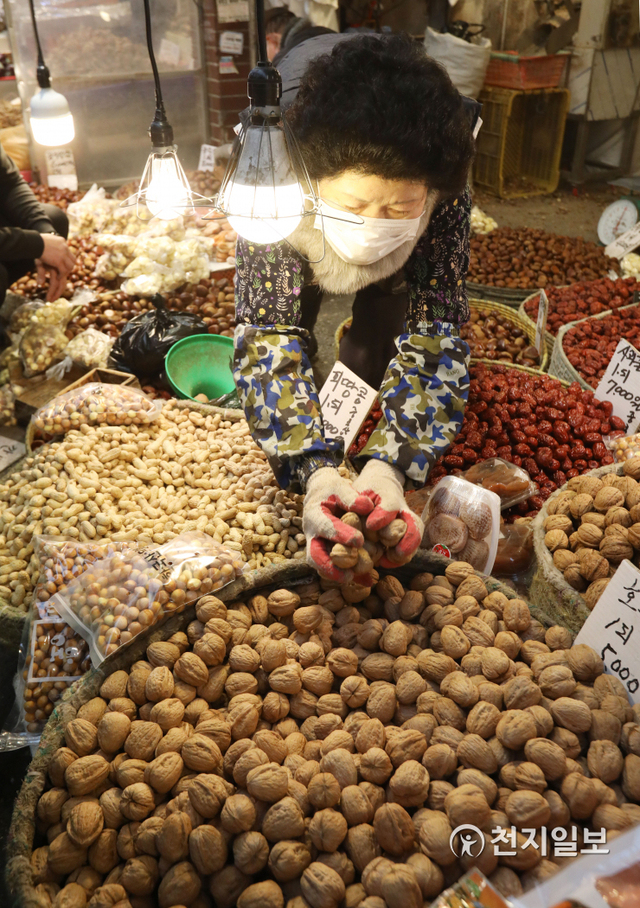 [천지일보=남승우 기자] 정월대보름을 하루 앞둔 25일 오전 서울 동대문구 경동시장에서 한 상인이 호두, 땅콩 등 부럼용 견과류를 정리하고 있다. 부럼은 음력 정월 보름날 아침에 호두·땅콩·은행 등의 견과류를 먹는 풍속을 말하며, 1년 동안 무사태평하고 부스럼이 나지 않기 위해 부럼 깨물기를 한다. ⓒ천지일보 2021.2.25