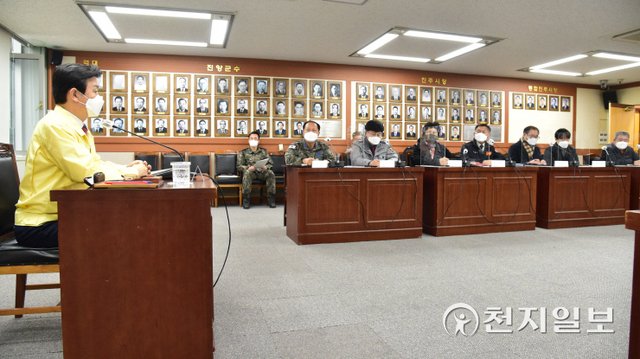 7일 진주시청 상황실에서 조규일 시장 주재로 지역감염 확산을 막기 위한 관계기관·단체장 회의가 열리고 있다. (제공: 진주시) ⓒ천지일보 2022.2.7